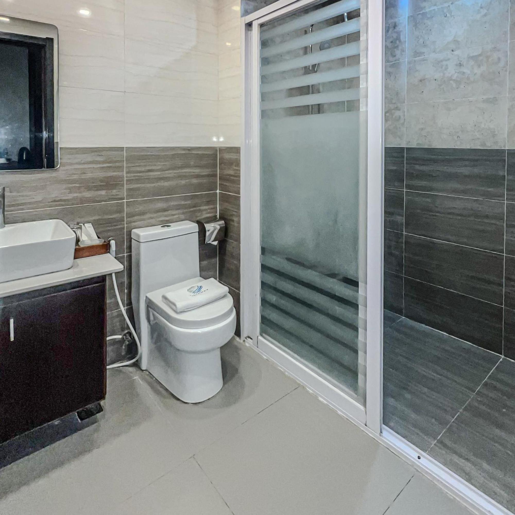 Iloilo Gateway Hotel And Suites Pavia Екстериор снимка