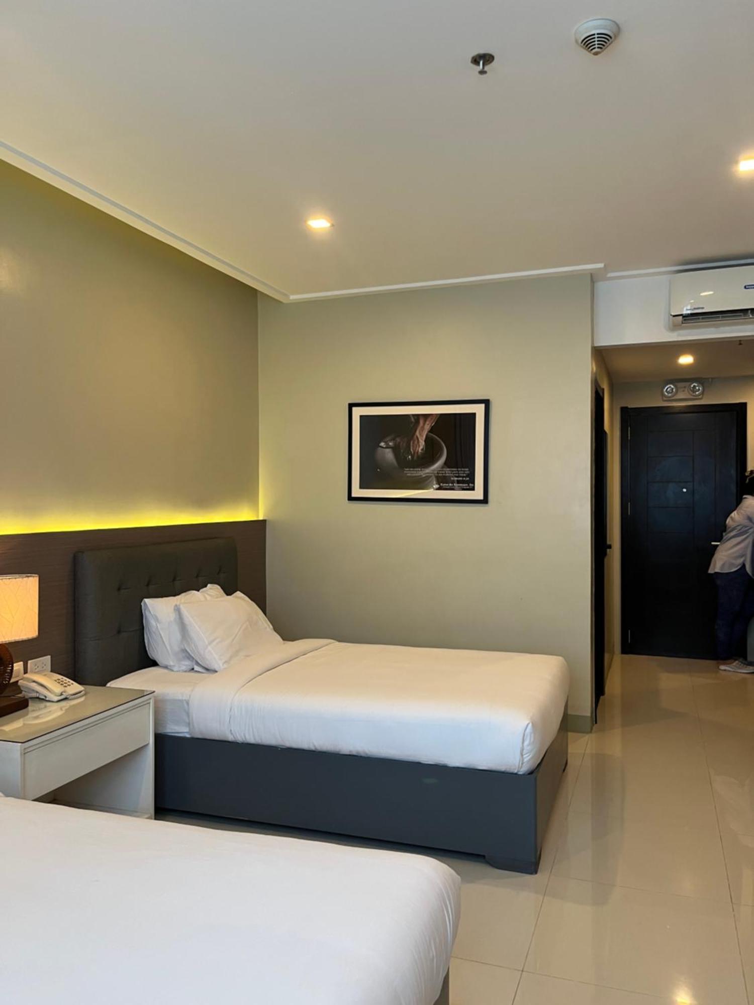 Iloilo Gateway Hotel And Suites Pavia Екстериор снимка