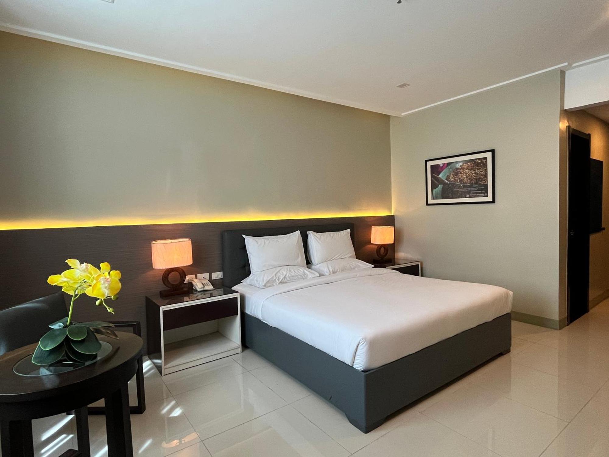 Iloilo Gateway Hotel And Suites Pavia Екстериор снимка