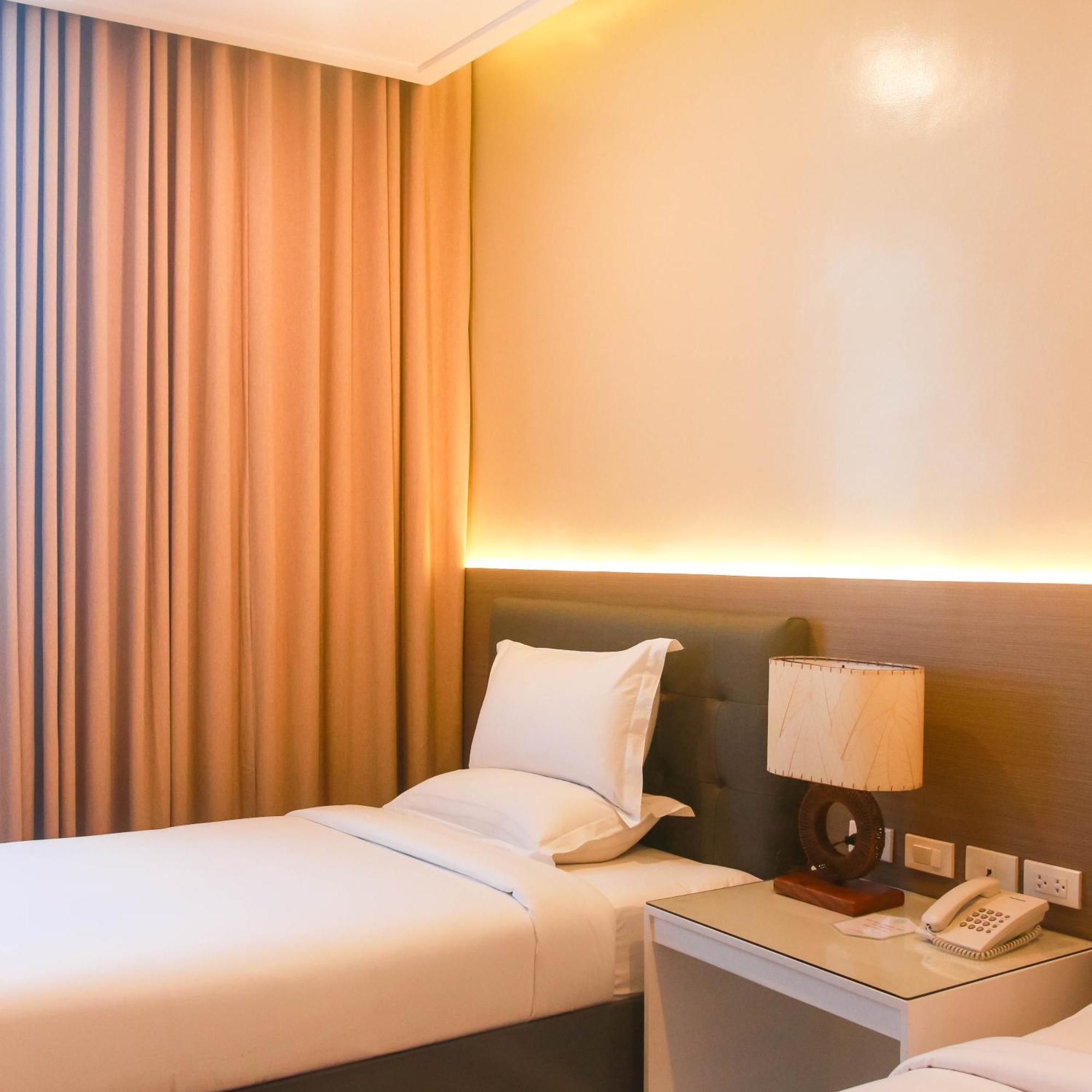 Iloilo Gateway Hotel And Suites Pavia Екстериор снимка