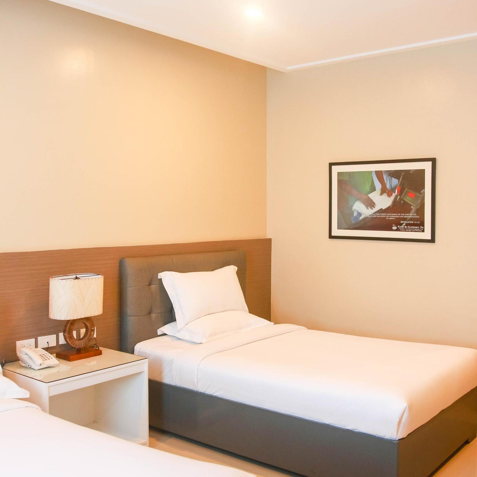 Iloilo Gateway Hotel And Suites Pavia Екстериор снимка