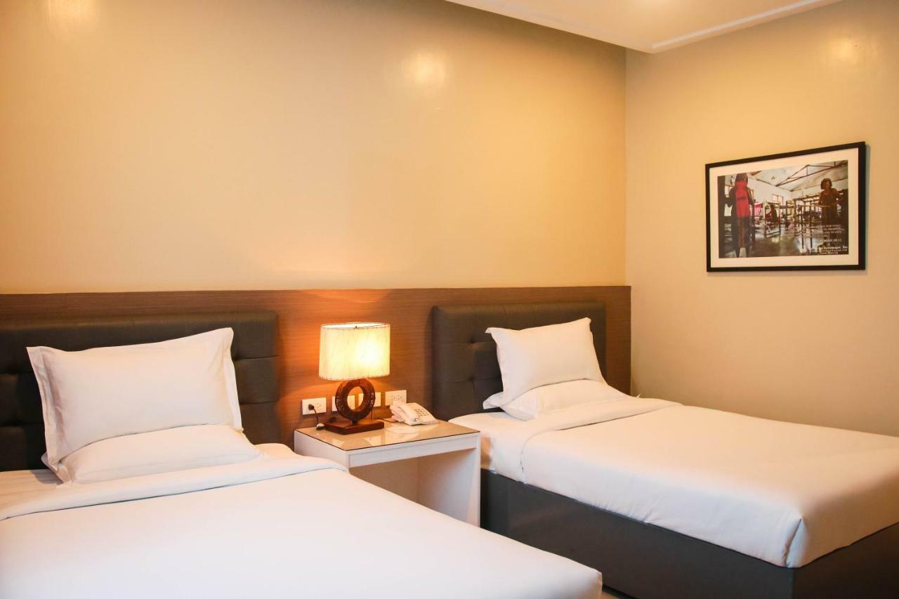 Iloilo Gateway Hotel And Suites Pavia Екстериор снимка